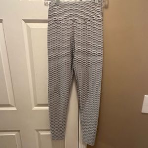 Tiktok leggings never worn,size medium